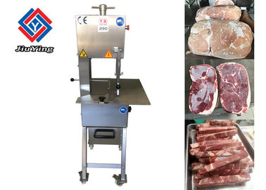 L'osso della macchina di lavorazione della carne dell'alimento ha visto la taglierina con i guanti dell'acciaio inossidabile